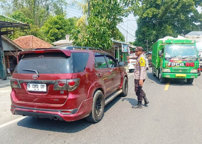 Dump Truk Pecah Ban, Polsek Tanah Merah Sigap Urai Kemacetan Lalin di Jalan Nasional