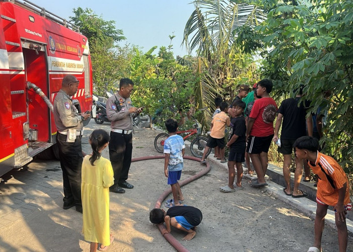 Polsek Buduran Amankan Pemadaman Kebakaran Lahan Kosong di Desa Damarsi