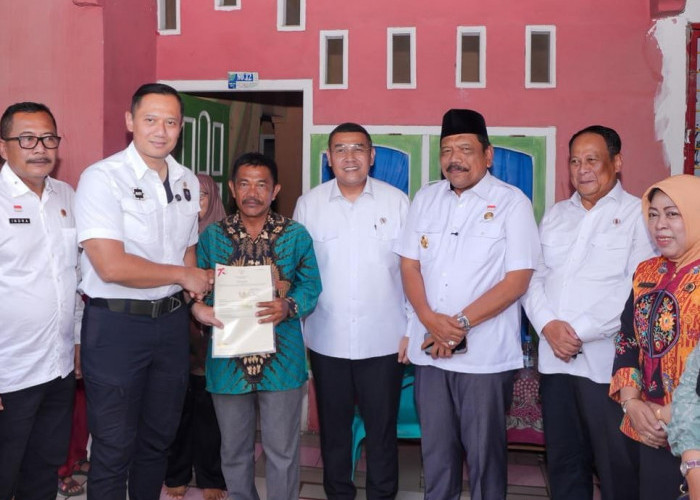 Bersama Menko AHY Serahkan Sertipikat Tanah di Bengkulu, Wamen Ossy Apresiasi Peran Pemerintah Daerah