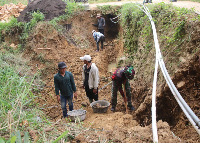 Satgas TMMD Ke-127 Kodim 0827/Sumenep Bangun Tembok Plengsengan di Dusun Karang