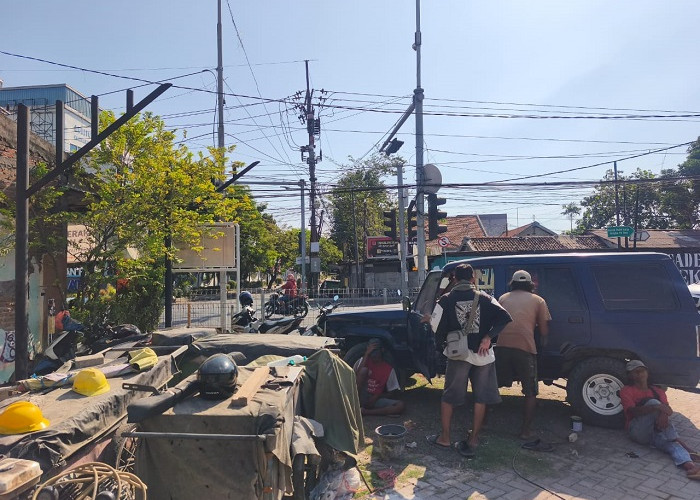 Bengkel Las dan Cat Jalan Menur Surabaya Direnovasi, Fasilitas Penunjang Mulai Dibangun