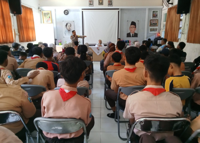 Polsek Wiyung Tertibkan Siswa SMPN 51 Surabaya yang Nekat Berkendara Motor ke Sekolah