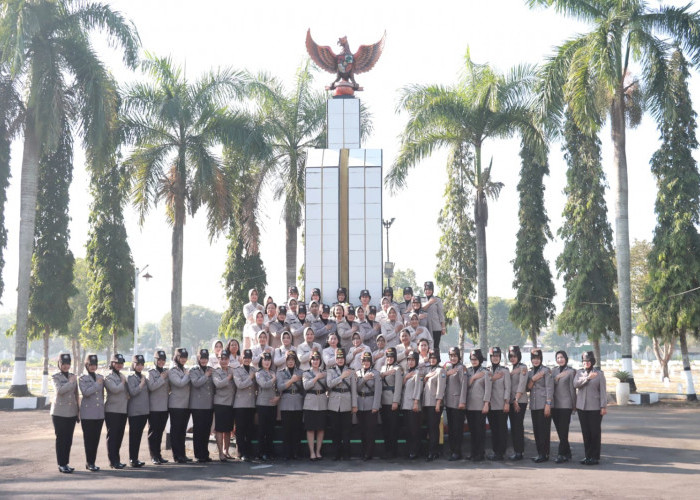 Polwan Polres Jember Ziarah ke Taman Makam Pahlawan Patrang