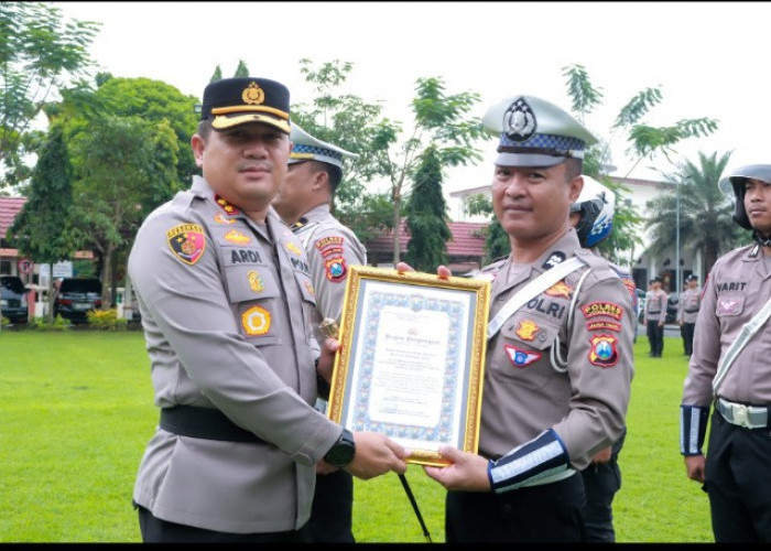 Kapolres Jombang Beri Penghargaan 15 Personel Berprestasi, Tegaskan Pelayanan Prima