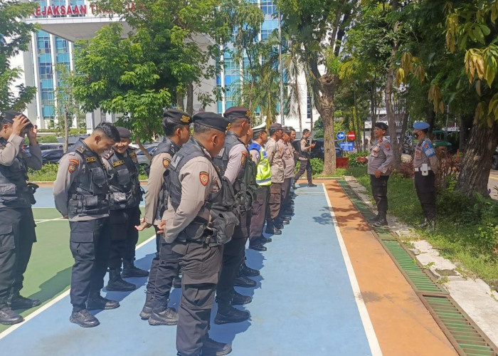Polsek Gayungan Pimpin Pengamanan Aksi Unjuk Rasa di Kantor Kejati Jatim