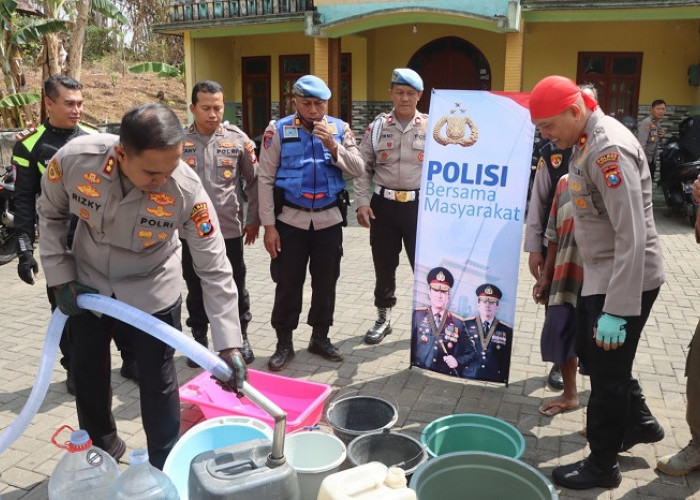 Patroli Gentong Polres Trenggalek Salurkan 6 Ribu Liter Air Bersih ke Desa Mlinjon