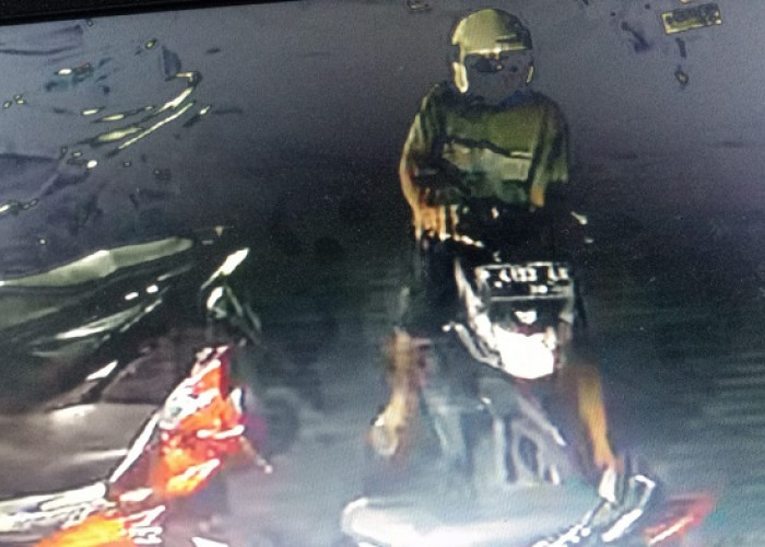 Bandit Gasak Motor Jemaah saat Salat Magrib di Masjid Arif Rahman Hakim Surabaya
