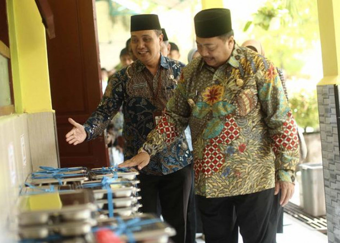 Bupati Jombang Tinjau Pelaksanaan Program MBG di SMPN 1 Sumobito