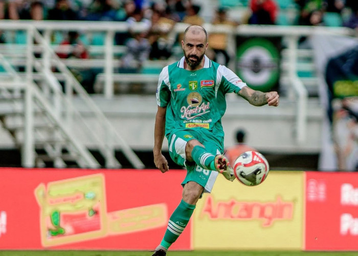 Bangkit dari Kritikan, Milos Raickovic Kembali Temukan Sentuhan Magis di Lini Tengah Persebaya