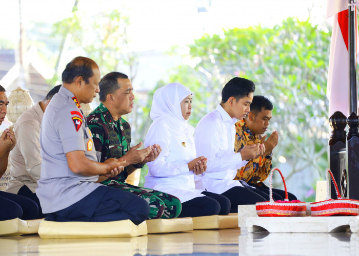 Khofifah Dampingi Wapres Gibran Ziarah Makam Bung Karno