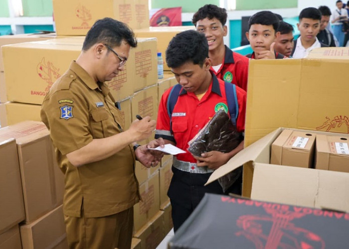 Pemkot Surabaya Salurkan Bantuan Pendidikan untuk 7.380 Siswa SMA, SMK, dan MA