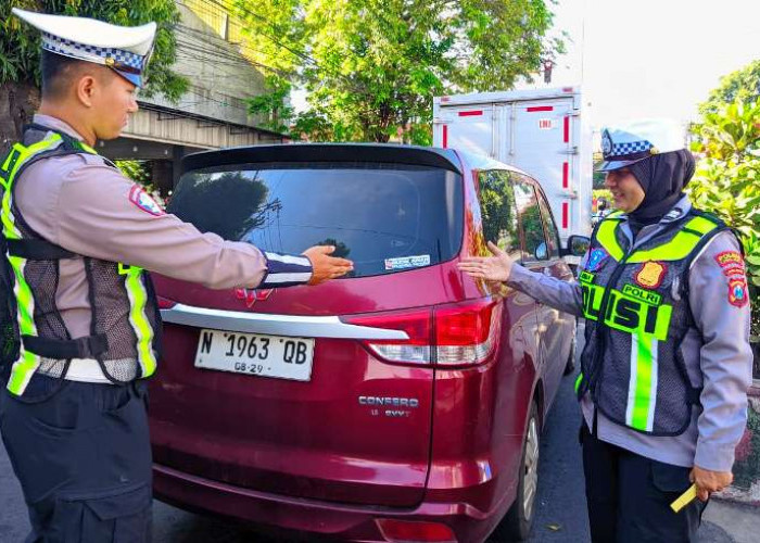 Satlantas Polres Lumajang Tempel Stiker 'Mudik Aman Keluarga Bahagia' Jelang Arus Mudik Lebaran