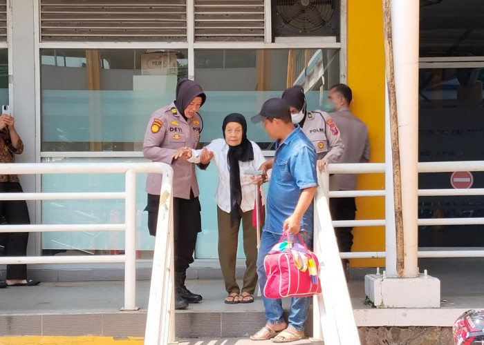 Aksi Humanis di Tengah Arus Mudik, Polwan Polresta Sidoarjo Sigap Bantu Lansia di Terminal Purabaya