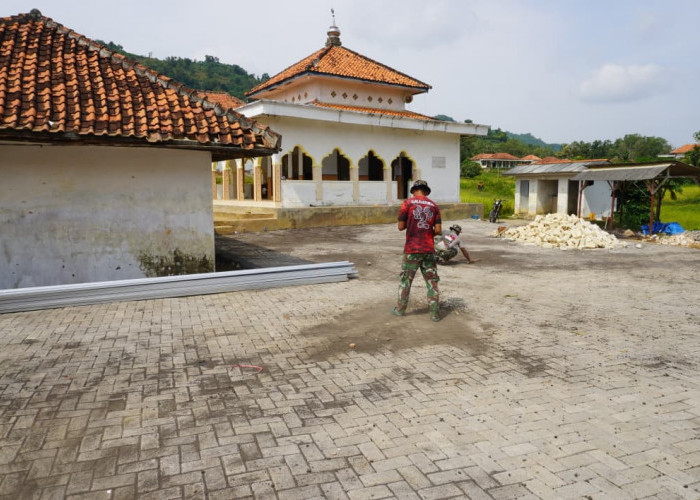 Satgas TMMD Kodim 0827/Sumenep Finishing Pemasangan Paving Blok Yayasan Miftahul Ulum
