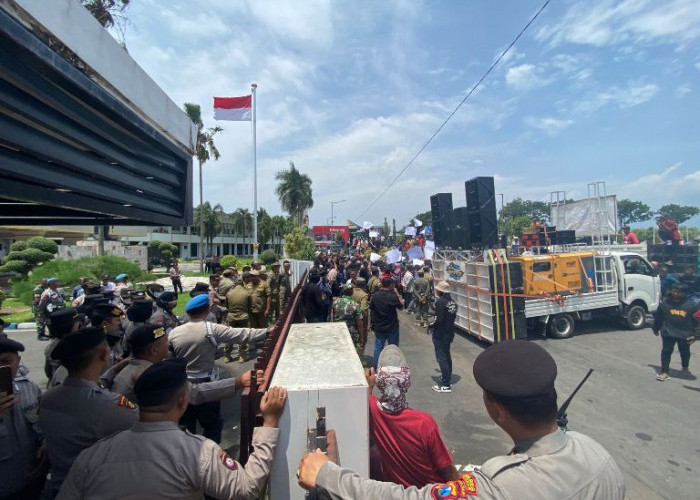 Konflik Jalan Puger: Sopir dan UMKM Demo, Bupati Jember Dituding 'Benturkan' Warga