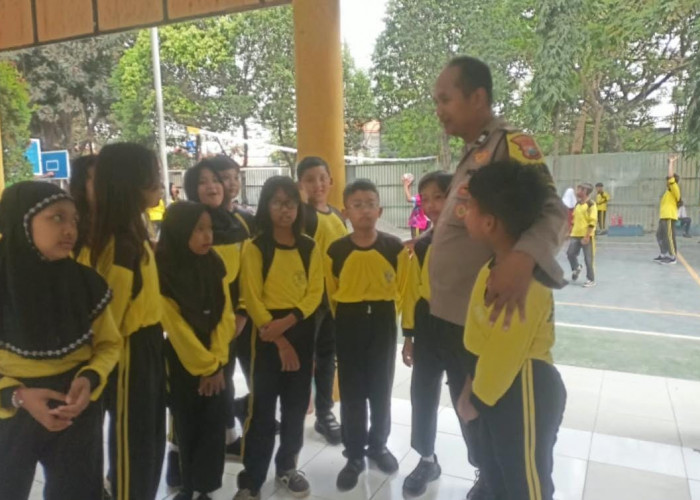 Sambang SDN Wiyung 1, Bhabinkamtibmas Sosialisasi Cegah Bullying hingga Balap Liar