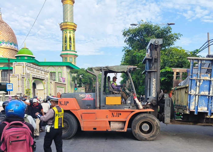 Gagal Haluan Saat Putar Balik, Truk Tronton Muat Kayu Tabrak Pagar Rumah Warga Banjarsugihan