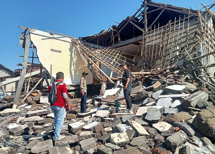 Badai Rob Rusak Rumah Warga  Desa Landangan, Pemkab Situbondo Salurkan Sembako dan Tenda