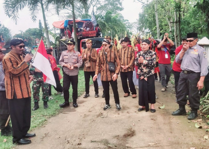 Meriahkan HUT Ke- 80 RI, Warga Desa Geger Semangat Ikuti Karnaval Seni Budaya 6 Km
