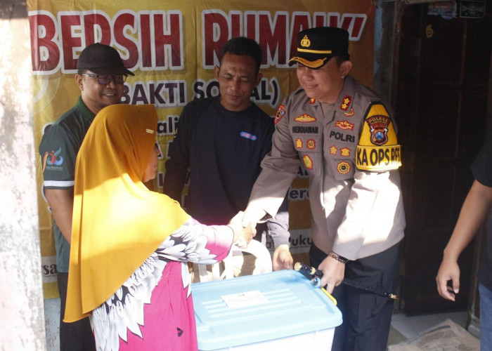 Kapolres Mojokerto Kota Beri Bantuan Rehab Rumah ke Warga