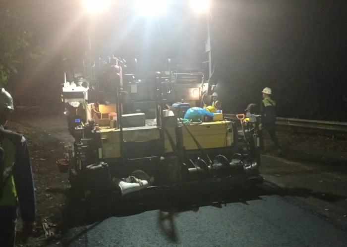 Kejar Target, Proyek Perbaikan Jalan Gumitir Dipercepat hingga Malam