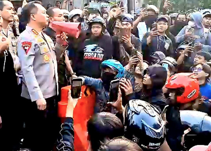 Kapolrestabes Surabaya Kombespol Luthfie Sulistiawan menyapa dan berdialog langsung dengan massa PSHT arus bawah untuk meredam situasi agar tetap kondusif. (Foto: Oskario Udayana)
