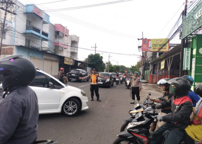 Polsek Karangpilang Bersama Kanit Provos Intensifkan Pelayanan Pos Awal di Simpang Tiga Kedurus Dukuh