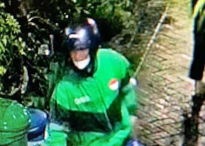 Pria Berjaket Ojol Gasak Scoopy di Sawahan Surabaya, Aksi Terekam CCTV