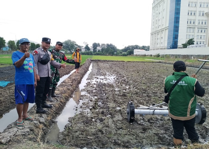 Bhabinkamtibmas Ketegan Kawal Tanam Padi Modern di Sidoarjo Dukung Ketahanan Pangan