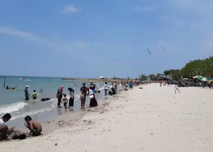 Jelang Nataru, Jumlah Wisatawan di Pantai Pasir Putih Dalegan Meroket