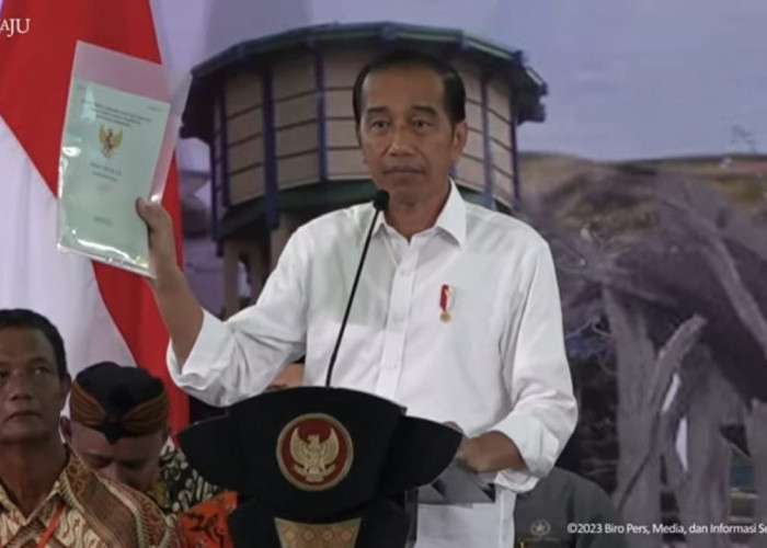 Bagikan Sertifikat Masyarakat Jatim, Jokowi Berharap Tidak Ada Lagi Konflik Pertanahan