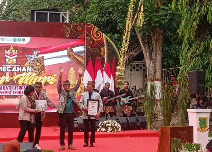 Menparekraf Sandiaga Uno Apresiasi Batik Terpanjang di Kota Mojokerto Tercatat MURI