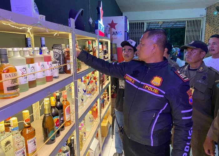 Jelang Nataru, Polisi dan Satpol PP di Sidoarjo Tutup Paksa Sejumlah Toko Miras