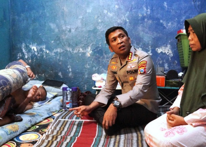 Kapolresta Sidoarjo Jenguk dan Beri Tali Asih Santri Korban Tragedi Ponpes Al Khoziny