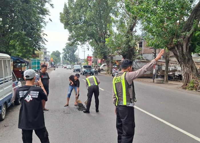 Polisi Gercep Tangani Jalan Berlubang demi Keselamatan
