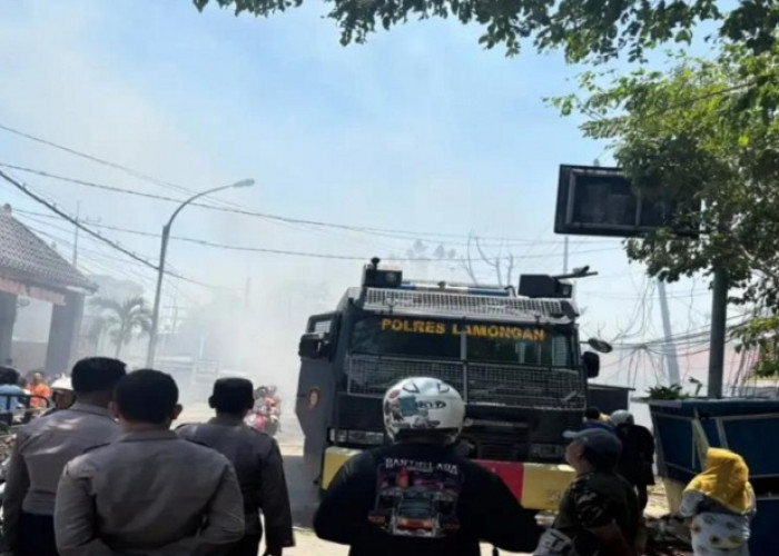 Dipicu Letupan dari Tumpukan Plastik, Gudang Rosokan Sukomulyo Lamongan Ludes Terbakar