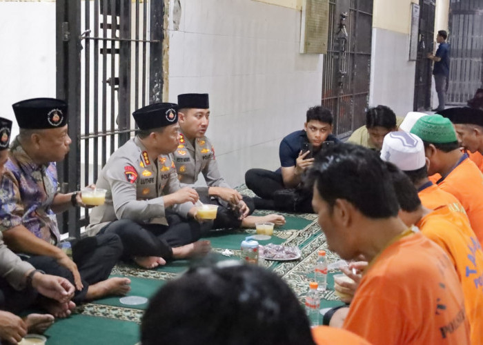 Wujud Kepedulian dan Pembinaan di Bulan Ramadan, PJU Polrestabes Surabaya Buka Bersama Tahanan