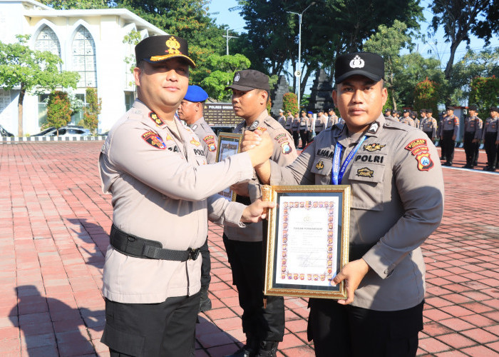 Apresiasi Dedikasi Anggota, Kapolres Gresik Beri Penghargaan 13 Personel dan 1 Warga
