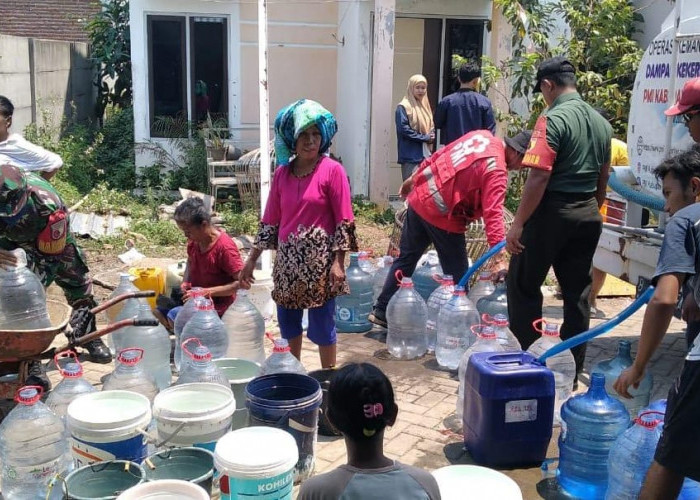 Kekeringan di Jember Meluas ke Perkotaan, PMI Salurkan Bantuan Air Bersih