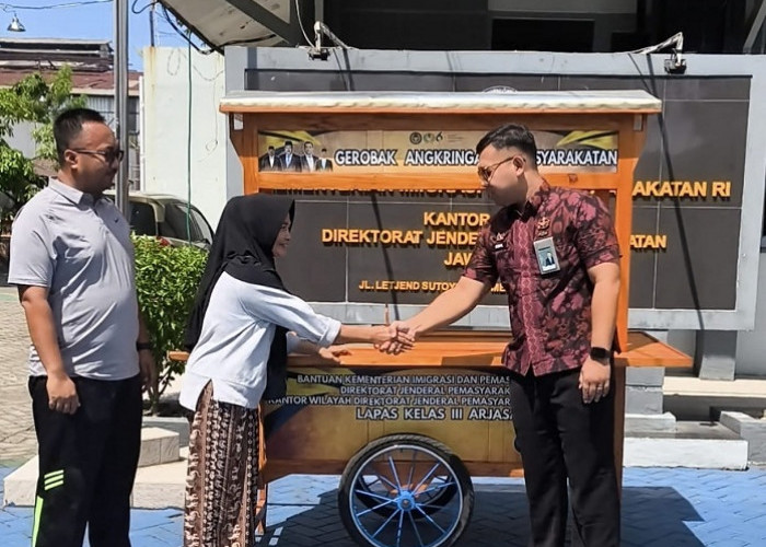 Lapas Arjasa Sumenep Salurkan Gerobak Gratis untuk Keluarga Warga Binaan Sambut HBP Ke-62