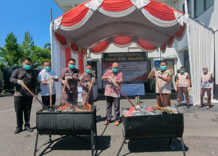 Kejari Kabupaten Madiun Musnahkan 1,1 Kilogram Sabu dan Ribuan Pil Terlarang