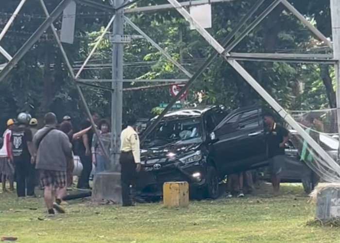 Salah Injak Pedal Gas, Toyota Raize Tabrak Motor dan Tiang Sutet di Dharmahusada Indah