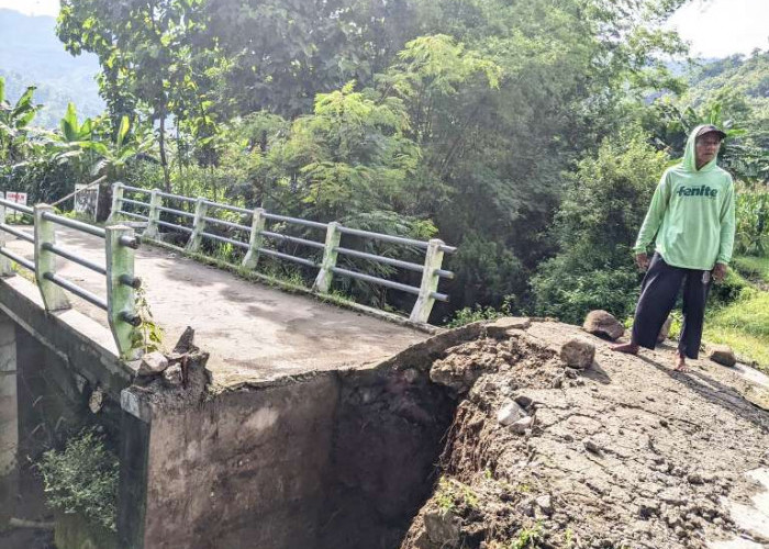 Tiga Jembatan Desa Putus, Ratusan Warga Grogol Sawoo Terisolasi