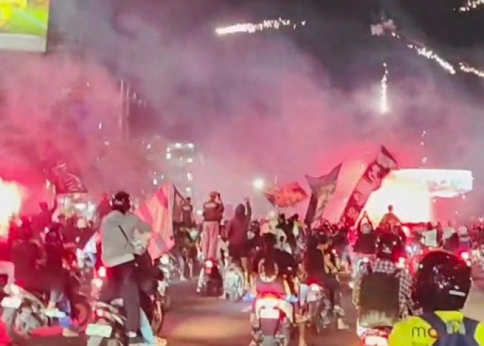 Rayakan HUT Ke-99 Persebaya, Massa Bonek Konvoi dan Padati Jalan Protokol Surabaya