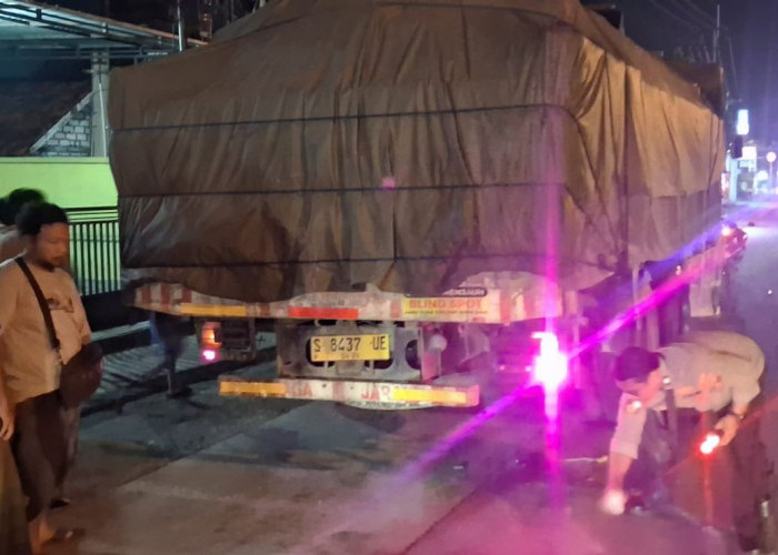 Pemotor Asal Surabaya Tewas Tabrak Bak Belakang Truk Parkir di Duduksampeyan Gresik