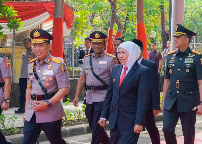 Gubernur Khofifah Hadiri Upacara Peringatan Hari Juang Polri, Momen Perkuat Komitmen Berikan Pelayanan Terbaik