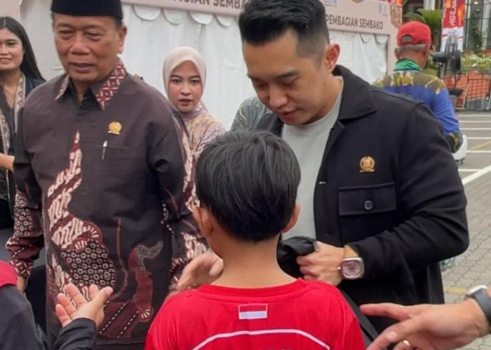 DPRD Jatim Bagikan Ribuan Sembako untuk Warga Sekitar