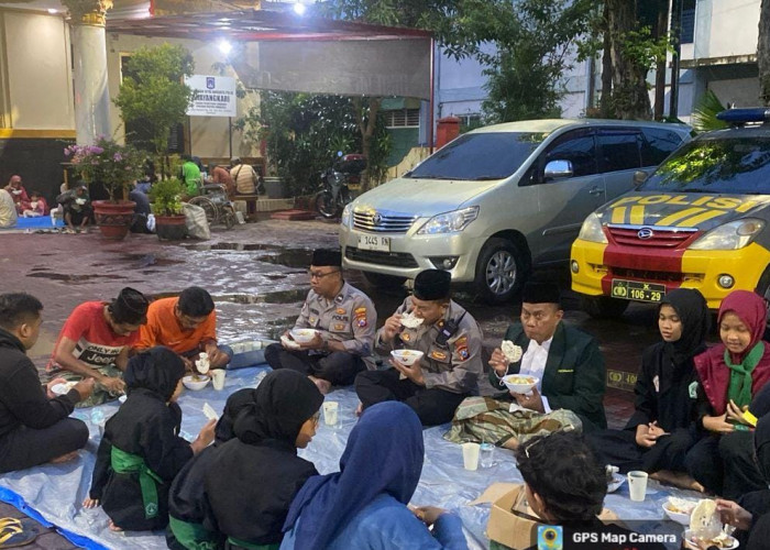 Polsek Simokerto dan MWCNU Gelar Buka Puasa Gratis untuk Masyarakat