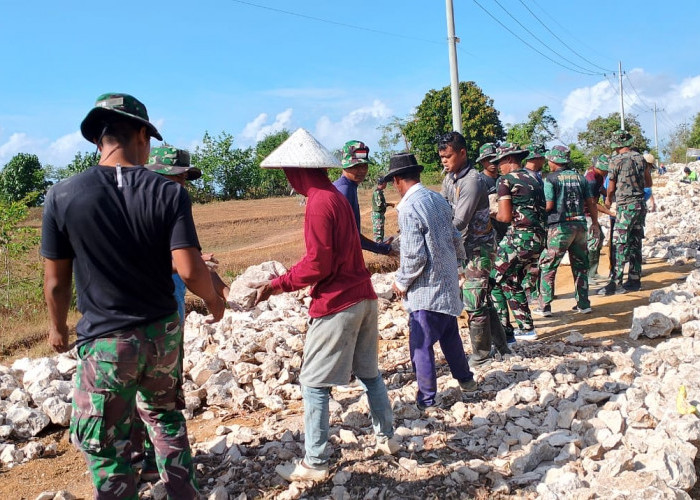 Satgas TMMD Kodim 0827/Sumenep Gotong Royong Angkat Batu untuk Pembangunan Jalan Rabat