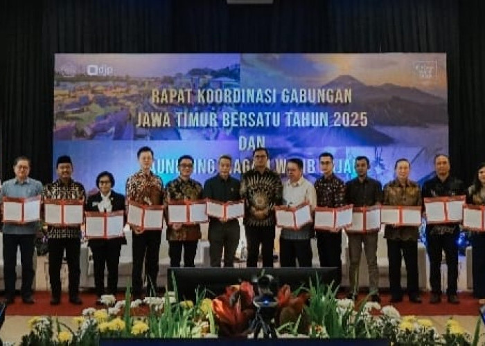 Dirjen Pajak Serahkan Piagam Wajib Pajak kepada 20 WP di Jatim